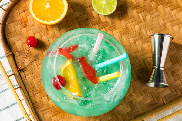 Boozy Cold Blue Tiki Fishbowl Cocktail Mit Orange Und Rum — Stockfoto
