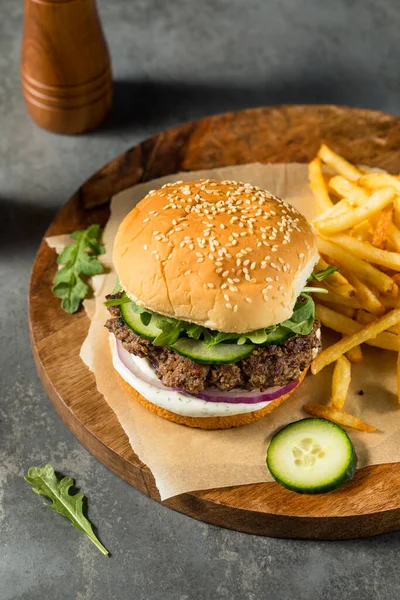 Burger Agnello Sano Fatto Casa Con Patatine Fritte — Foto Stock