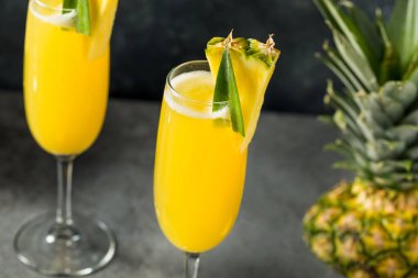 İçkili soğuk ananas Mimosa Kokteyli Şampanya ile