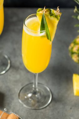 İçkili soğuk ananas Mimosa Kokteyli Şampanya ile