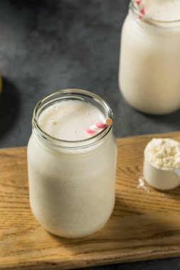 Kahvaltı için soğuk dondurulmuş vanilyalı whey protein karışımı.