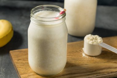 Kahvaltı için soğuk dondurulmuş vanilyalı whey protein karışımı.