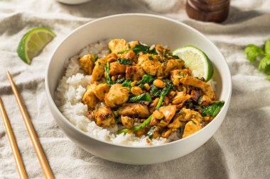 Kireç ve şifalı bitkilerle Asya Fıstık Tavuğu ve Pirinç