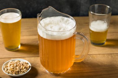 Soğuk Yenileyici Bira İçmeye Hazır Bir Sürahide