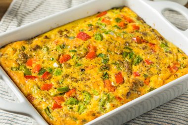 Ispanaklı ve biberli ev yapımı tuzlu yumurta pişirme kahvaltısı.