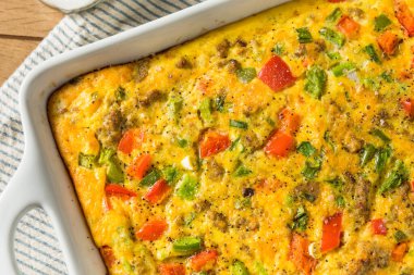 Ispanaklı ve biberli ev yapımı tuzlu yumurta pişirme kahvaltısı.