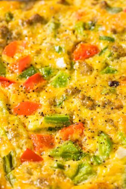 Ispanaklı ve biberli ev yapımı tuzlu yumurta pişirme kahvaltısı.