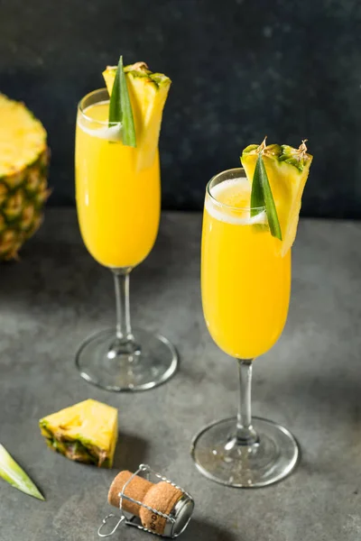 샴페인을 곁들인 부지식 파인애플 Mimosa Cocktail — 스톡 사진