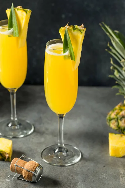 Boozy Cold Cocktail All Ananas Mimosa Con Champagne — Foto Stock