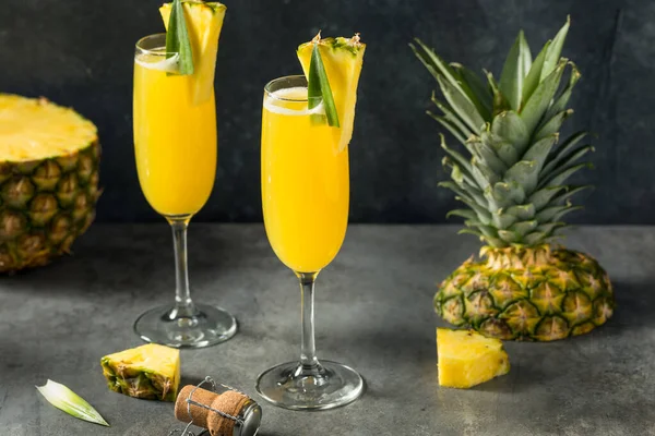 샴페인을 곁들인 부지식 파인애플 Mimosa Cocktail — 스톡 사진