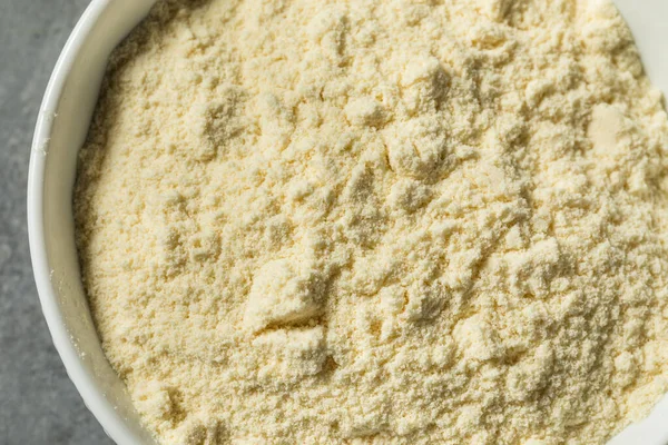 スクープ内の有機健康的なバニラホエイタンパク質粉末 — ストック写真