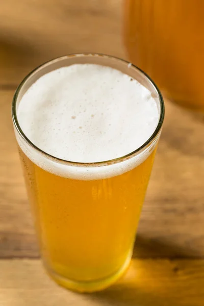 Soğuk Yenileyici Bira Çmeye Hazır Bir Sürahide — Stok fotoğraf