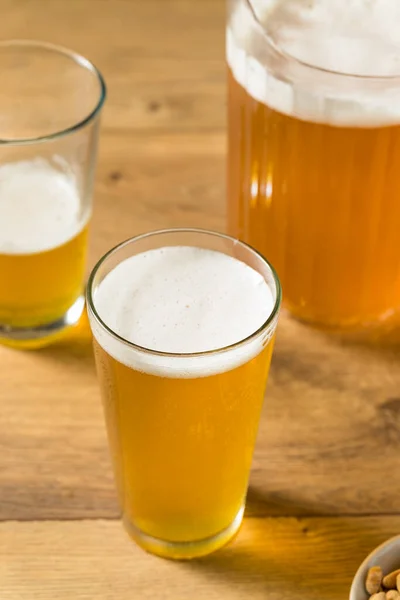 Cerveza Lager Refrescante Frío Una Jarra Listo Para Beber —  Fotos de Stock