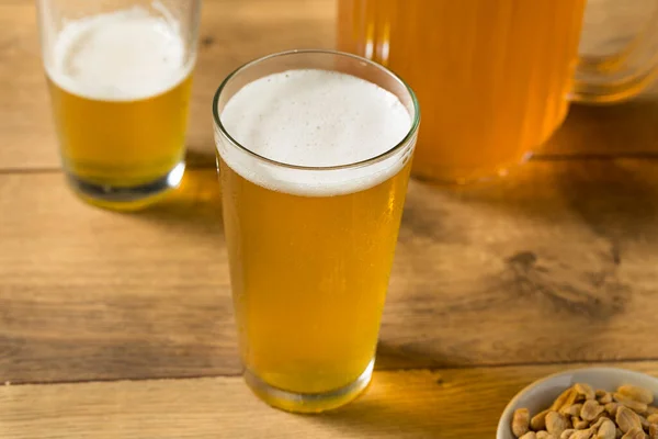 Cerveza Lager Refrescante Frío Una Jarra Listo Para Beber —  Fotos de Stock