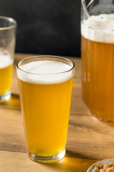 Cerveza Lager Refrescante Frío Una Jarra Listo Para Beber — Foto de Stock