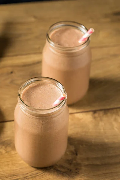 甘い冷凍チョコレートホエイタンパク質シェイクバナナとミルク — ストック写真