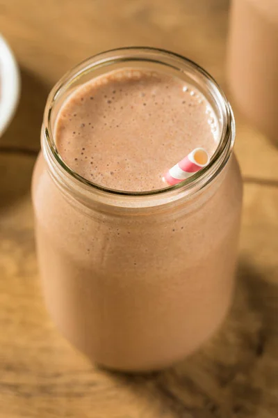 甘い冷凍チョコレートホエイタンパク質シェイクバナナとミルク — ストック写真