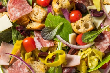 Salamlı, biberli, domatesli ve soğanlı ev yapımı İtalyan Sub Salatası