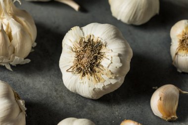 Organik Çiğ Beyaz Sarımsak Ampulleri Pişmeye Hazır