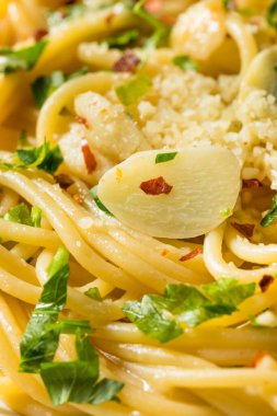 Ev yapımı Pasta Aglio ve Olio Sarımsak ve Yağlı Akşam Yemeği