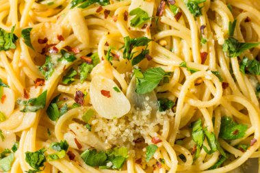 Ev yapımı Pasta Aglio ve Olio Sarımsak ve Yağlı Akşam Yemeği