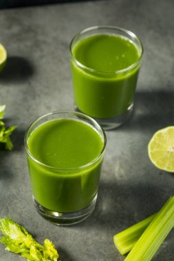 Sağlıklı Yeşil Organik Kereviz Suyu ve Lime in a Glass