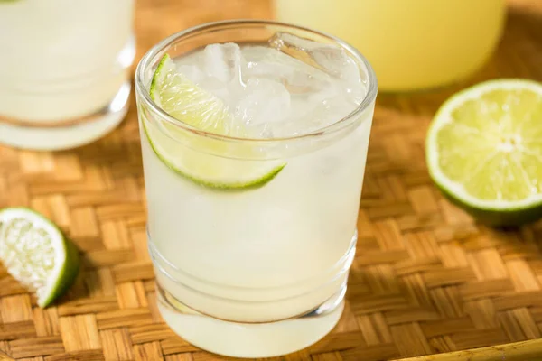 Bebida Fria Refrescante Congelada Limite Com Uma Guarnição Limão — Fotografia de Stock