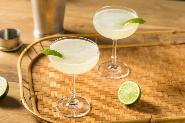 Cold Boozy Lime Daquiri Cocktail Met Rum — Stockfoto