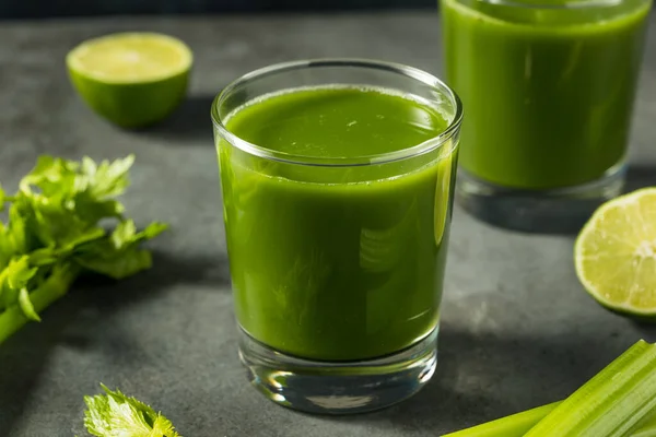 Succo Sedano Biologico Verde Sano Con Lime Bicchiere — Foto Stock