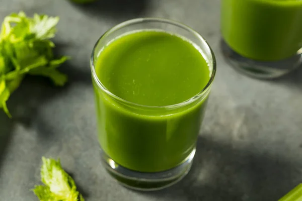 健康的绿色芹菜汁和玻璃杯中的液体 — 图库照片