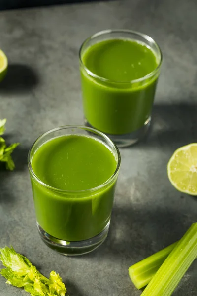 Sağlıklı Yeşil Organik Kereviz Suyu Lime Glass — Stok fotoğraf