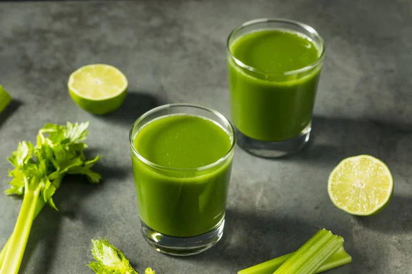Succo Sedano Biologico Verde Sano Con Lime Bicchiere — Foto Stock