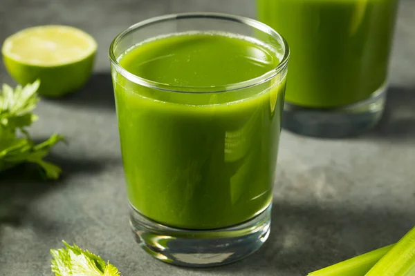 健康的绿色芹菜汁和玻璃杯中的液体 — 图库照片