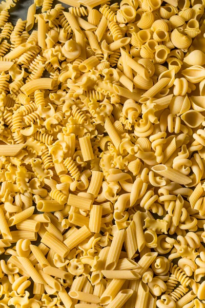 意大利干枯的意大利面团 堆成一堆 — 图库照片