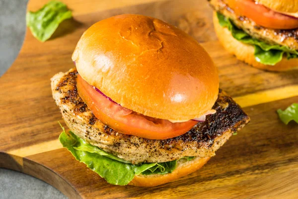 自制健康烤鸡胸肉三明治配番茄和洋葱 — 图库照片