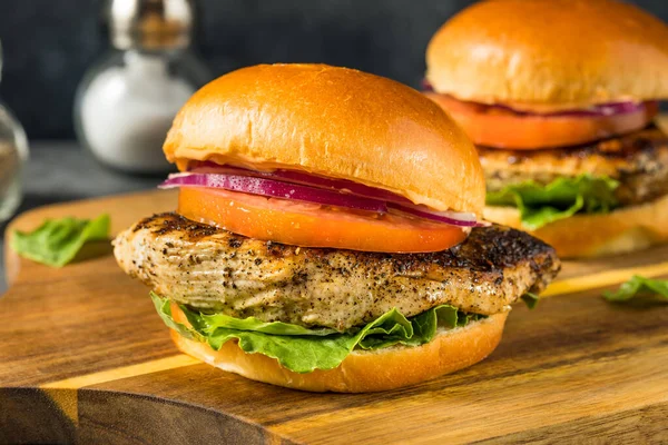 Homemade Healthy Grilled Chicken Breast Sandwich Tomato Onion — Stock Photo, Image