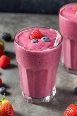 Çilekli Süt ve Yoğurtlu Sağlıklı Meyve Smoothie