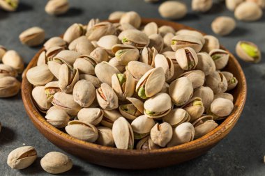 Bir kasede tuzlanmış ve kavrulmuş fıstık.