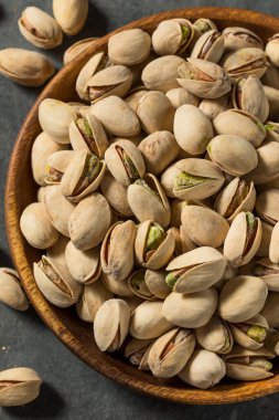 Bir kasede tuzlanmış ve kavrulmuş fıstık.