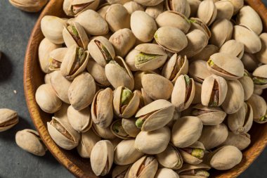 Bir kasede tuzlanmış ve kavrulmuş fıstık.