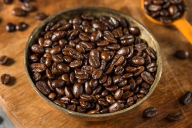 Kase içinde organik kavrulmuş Espresso Kahve Fasulyesi