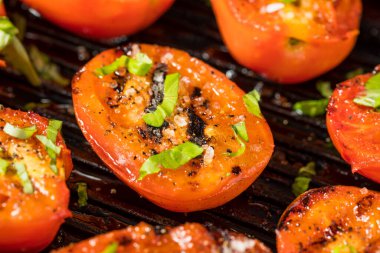 Organik Kızarmış Kırmızı Domates. Tuz ve Basil ile aperatif.