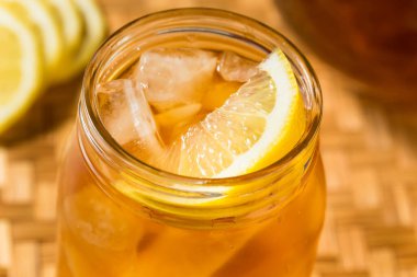 Soğuk, ferahlatıcı, limonlu tatlı buzlu çay.