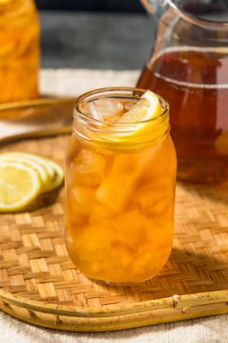Soğuk, ferahlatıcı, limonlu tatlı buzlu çay.