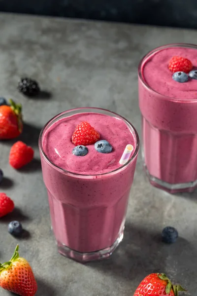 健康的浆果早餐滑滑与草莓牛奶和酸奶 — 图库照片