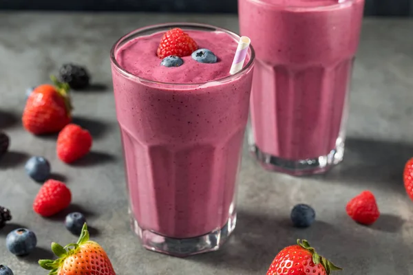 健康的浆果早餐滑滑与草莓牛奶和酸奶 — 图库照片