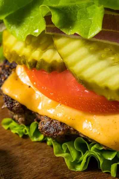 Bezglutenowe Paleo Bchyba Cheeseburger Sałatą Pomidorem — Zdjęcie stockowe