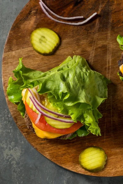 Glutenfreier Paleo Bunless Cheeseburger Mit Salat Und Tomate — Stockfoto