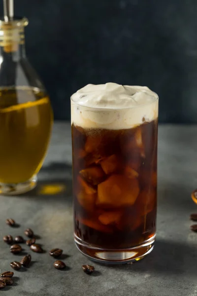 차가운 올리브 기름으로 커피를 끓이다 — 스톡 사진
