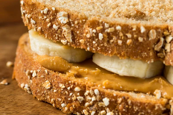 Yapımı Sağlıklı Fıstık Ezmeli Muzlu Sandviç Buğday Ekmeği — Stok fotoğraf